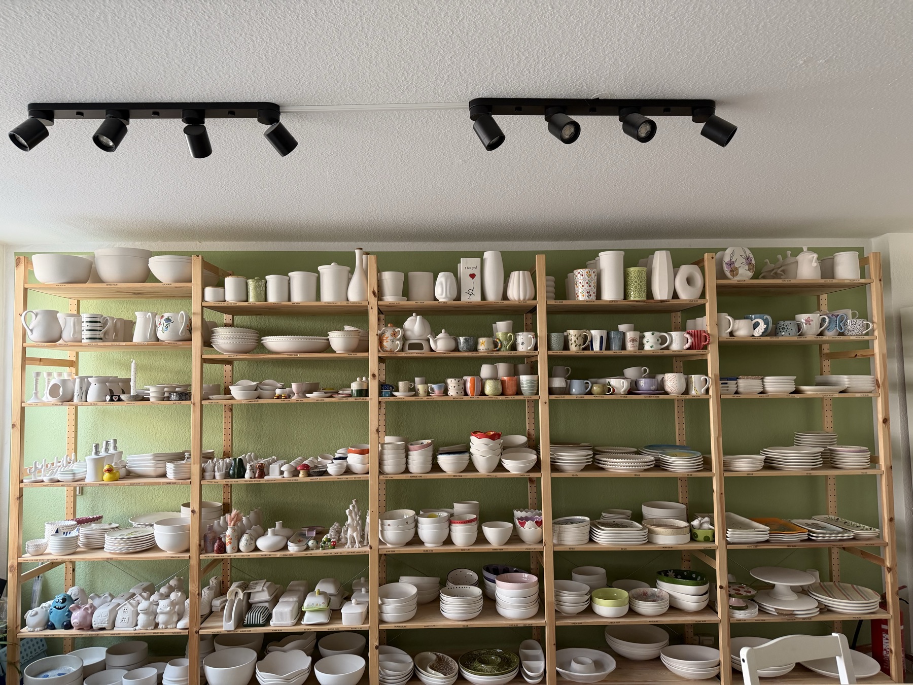 Große Auswahl an Tassen, Schalen, Tellern und weiteren Keramikrohlingen im Keramikstudio in Kaufungen