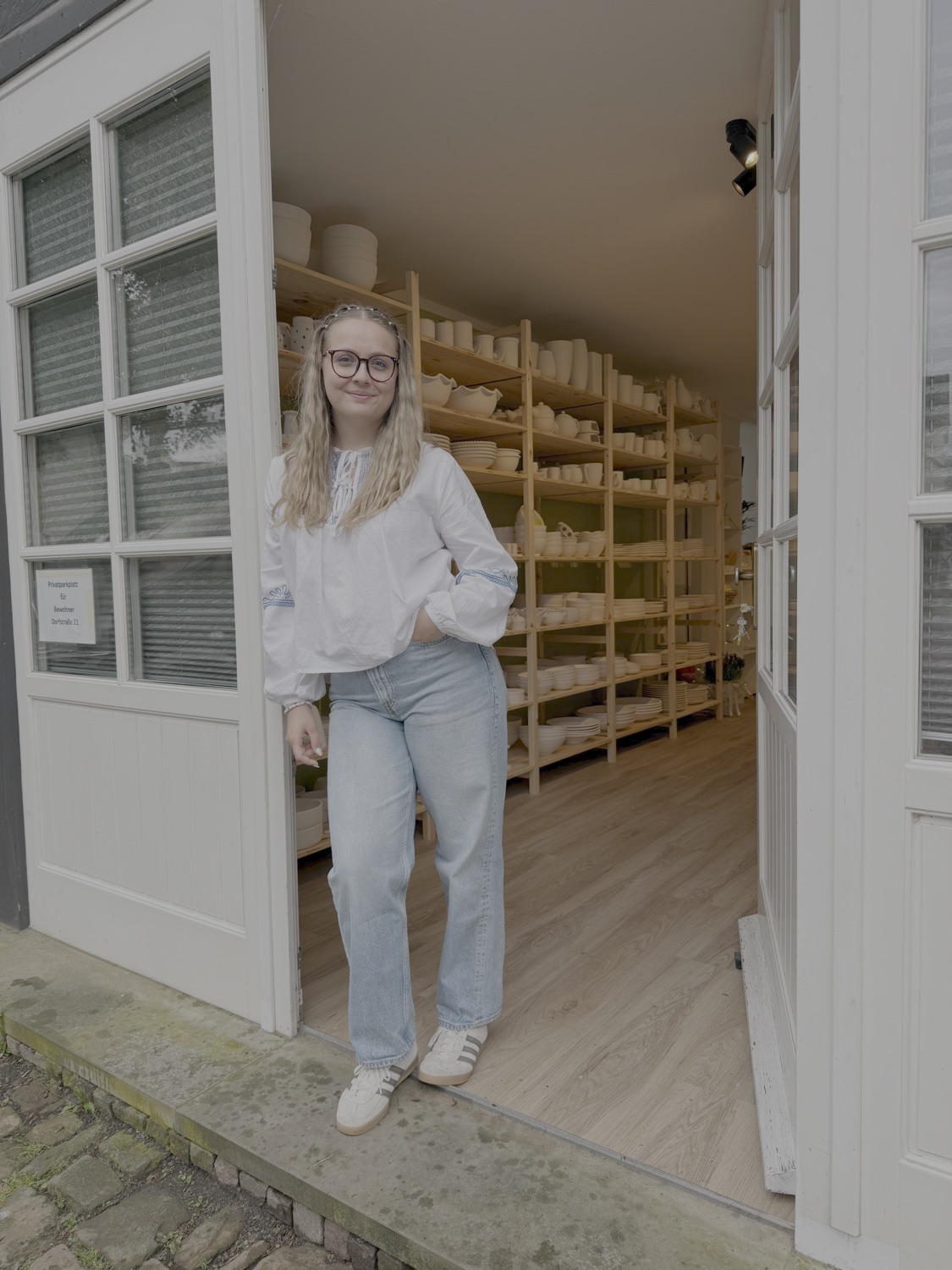 Nele Ahlborn von Keramikträume in ihrem Keramikstudio in Kaufungen